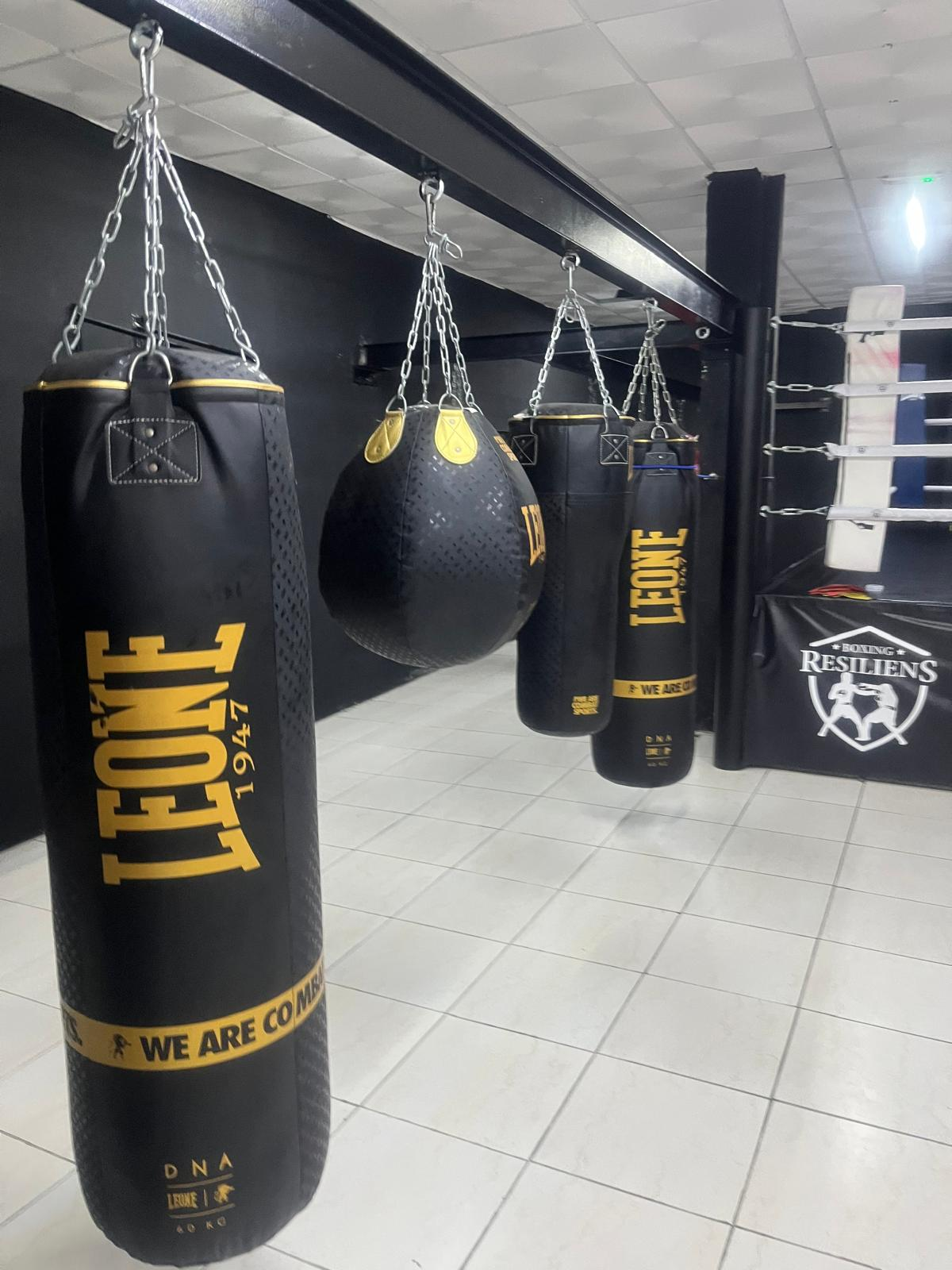 Zona de sacos junto al ring de Resiliens Boxing