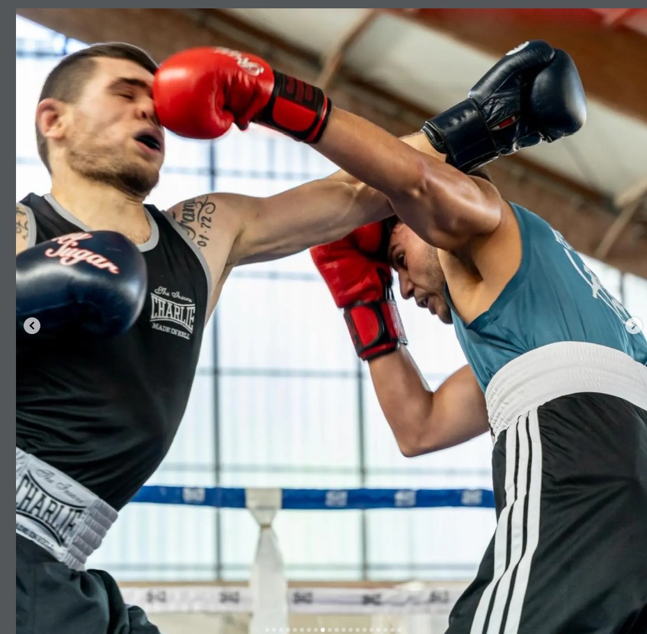 Osmar boxeador Resiliens Boxing conectando golpe